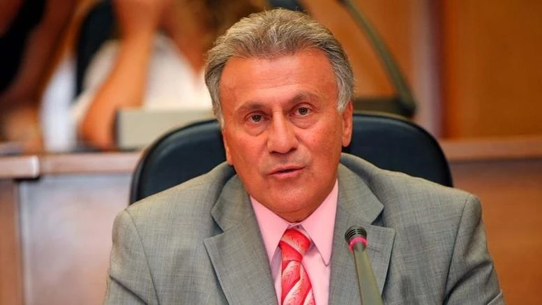 Ο Ψωμιάδης μοιράζει σακουλάκια με αλάτι λόγω… χιονιά